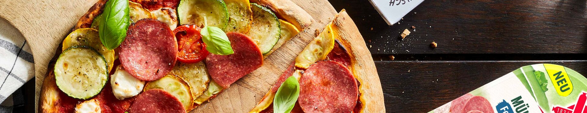 Titelbild vegane Rezepte: vegane Mühlen Salami auf Pizza. Vegane Hauptgerichte, Snacks, Vorspeisen mit veganer Salami