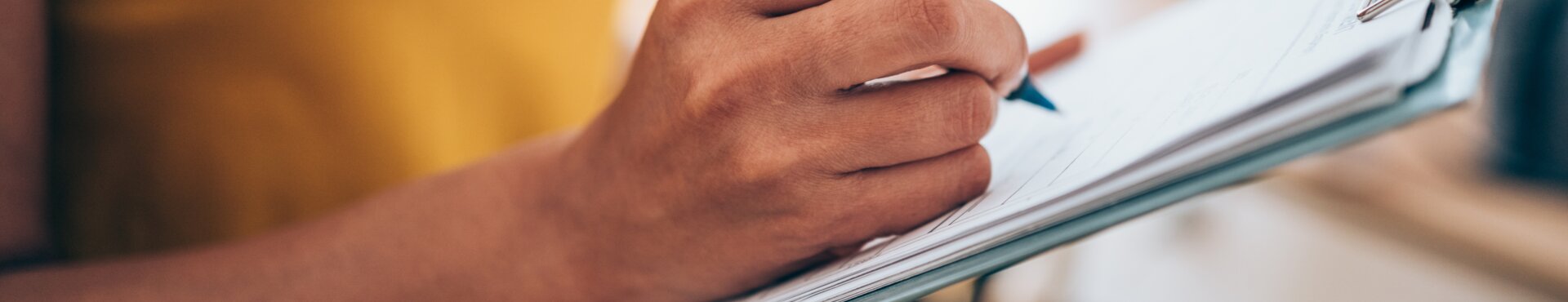 Nachhaltige Unternehmensführung bei der Rügenwalder Mühle: Compliance, QA Mitarbeiter hakt Checklist ab