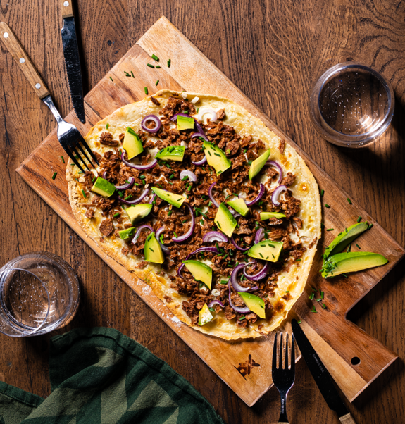 Veganer Thunfisch Flammkuchen mit Mühlen Mix no Thuna auf einem Holzbrett