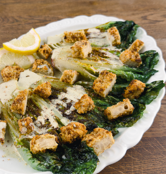 Grilled Caesar Salad mit veganen Muehlen Crispies Brezel