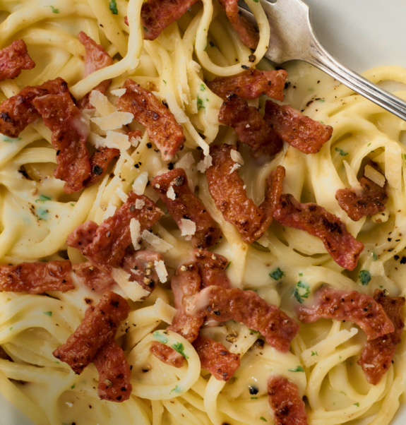 Rezept für Vegane Spaghetti Carbonara, in dem auf Speck, Sahne, Parmesan und Ei verzichtet wird. Der italienische Klassiker schmeckt aber trotzdem superlecker.