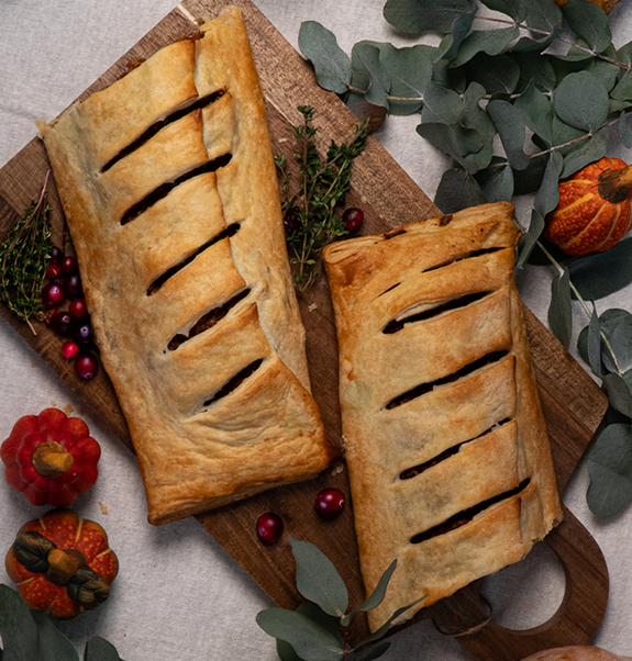 Unser veganer Friendsgiving Roast wird deinen Gästen nicht nur richtig gut schmecken, sondern sie auch richtig beeindrucken. Probier das Rezept der Rügenwalder Mühle aus