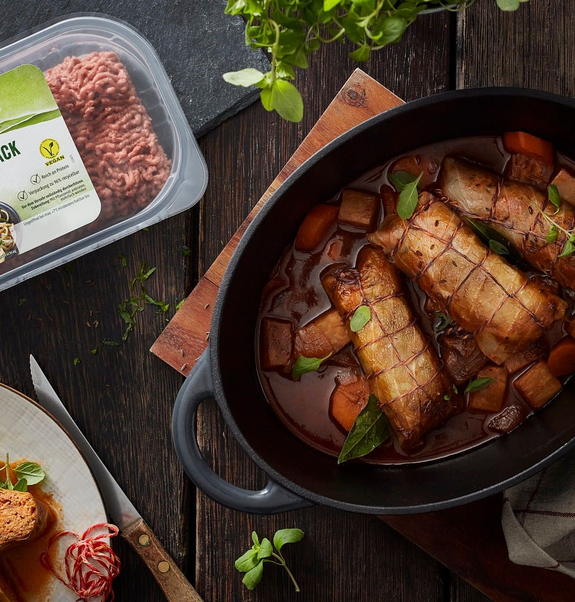 Rezept für vegane Kohlrouladen. Serviervorschlag vegane kohlroulade im Bräter mit Petersilienkartoffeln. Kohlrouladen mit veganem hack von der Rügenwalder Mühle