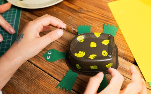 Schildkröten-Panzer aus leeren Verpackungen basteln. DIY Bastelanleitung mit Abenteuer Spaß von der Rügenwalder Mühle