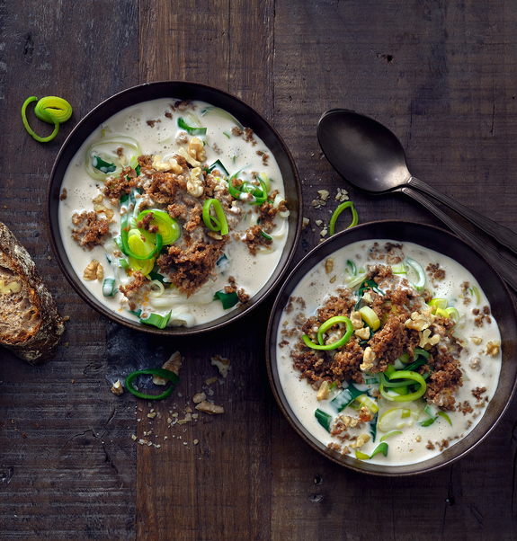 Vegetarische Käse-Lauch-Suppe mit veganem Hack. Probier unser Rezept für vegetarische Hack-Käse-Lauch-Suppe